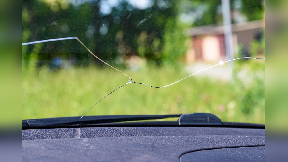 are windshield cracks dangerous jpg